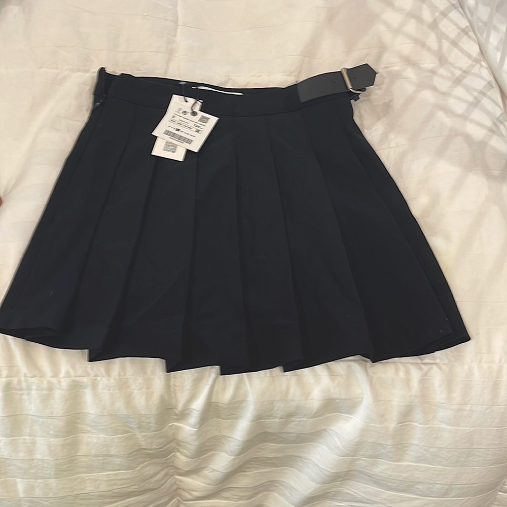 Girls Zara pleated skirt.